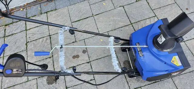 Snow Joe Ultra 18" 13-amp Electric Snow Thrower in Snowblowers in City of Toronto - Image 5