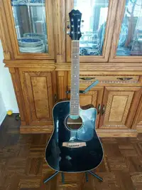 Segovia DC70 Black Acoustic Guitar in good condition. Needs 1st
