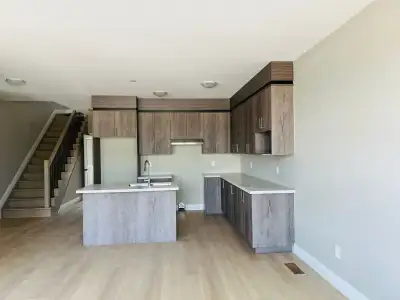 Brand New 3 Bed 1 Den 2.5 Bath Townhouse in Welland