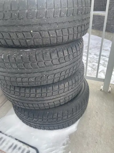 4 awinter tier 50%-60% tread left Tier size: 215/70R16