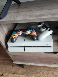 Ps4 with 2 controllers and 20 games 