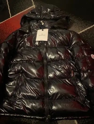 Moncler maya jacket like brand new wore a couple of times very good condition contact me if ur avail...