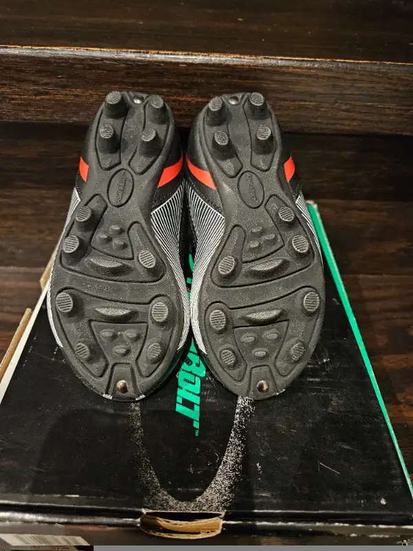 Kids Powerbolt soccer cleats / shoes size 8 in Soccer in Markham / York Region - Image 7