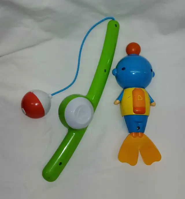 Munchkin 2 Tub Toys Fishing Rod Pole with Bobber & Scuba Diver in Toys in Truro - Image 4