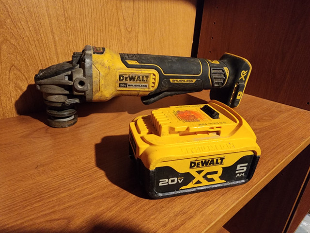 DEWALT 20V MAX XR Lithium-Ion Cordless Brushless 4-1/2" Grinder in Power Tools in Windsor Region - Image 2