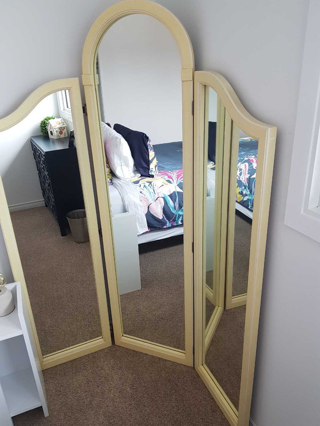 Vintage Yellow Mirror in Home Décor & Accents in Strathcona County - Image 2