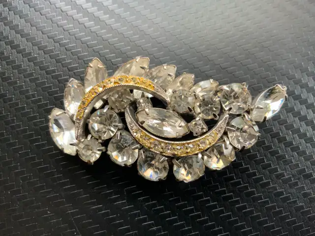 Vintage Crystal Pear Baguette Round Rhinestone Brooch. in Jewellery & Watches in City of Montréal - Image 2