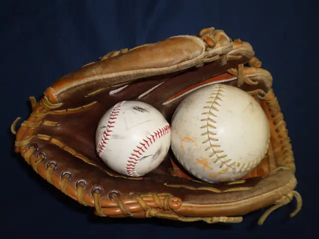 Baseball Gloves, RIGHT HAND (RH)), 11 inches in Baseball & Softball in City of Toronto - Image 9