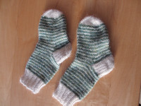 Chaussettes tricot main lignées vert et crème 3-6 mois (C191)