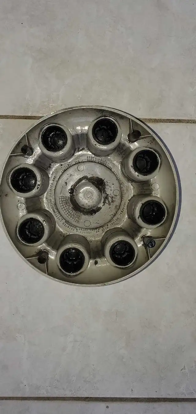 Center Caps wheel Hubcaps OEM Chevy Silverado , 1999 - in Tires & Rims in City of Toronto - Image 3