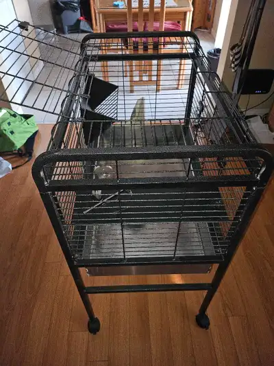 Cage de lapin avec tiroir fabriquer dans une shop de soudure et en aluminium. Inclus : gamelle, deux...