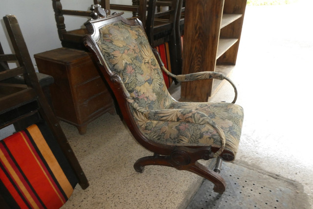 Fauteuil berçant ancien avec bois et tissus dans Art et objets de collection  à Laurentides - Image 4