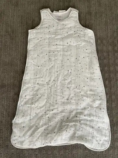 Aden + Anais Sleep Sack Material: Muslin TOG Value: 2.5 Size: 18 - 24 M Color: White Comes from a cl...