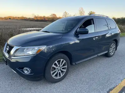 2014 Nissan pathfinder sv awd Automatic 7 seater 212km, v6 3.5L, backup camera Heated seats and stee...