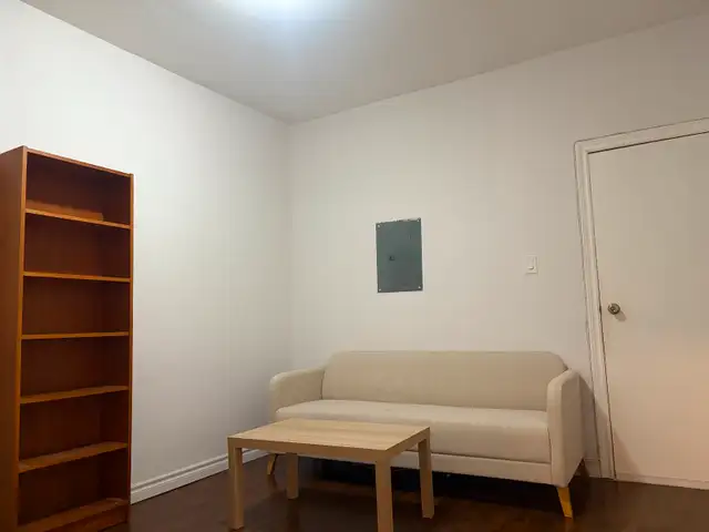 One bedroom in a two-bedroom apartment for rent dans Chambres à louer et colocs dans Ville de Toronto - Image 10