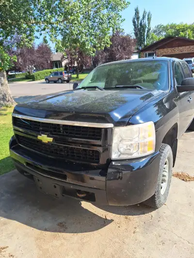 2009 silverado 2500 6.0L gas engine. Crew cab. Beige interior. 6.5 foot truck box. Toolbox included....