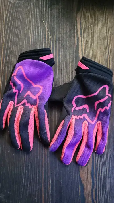 Fox gloves basically new. Located in Oliver BC