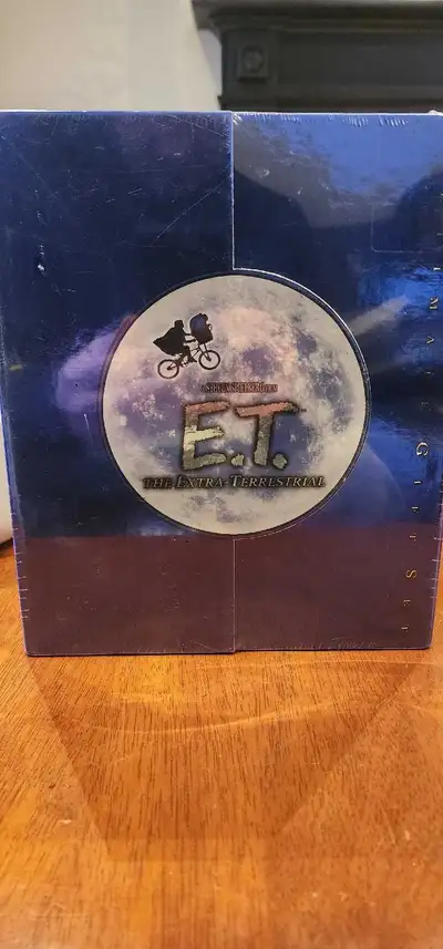 Relive the magic with this E.T. The Extra-Terrestrial Ultimate Gift Set, a collector's dream! includ...