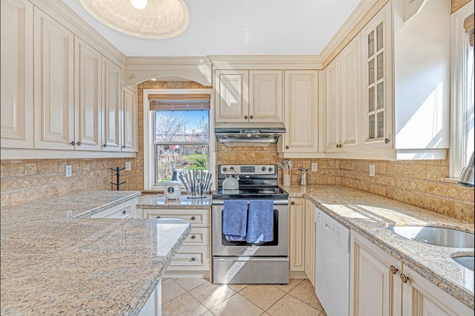 3 Bedroom Fully Furnished Home with 4 parking spaces 5