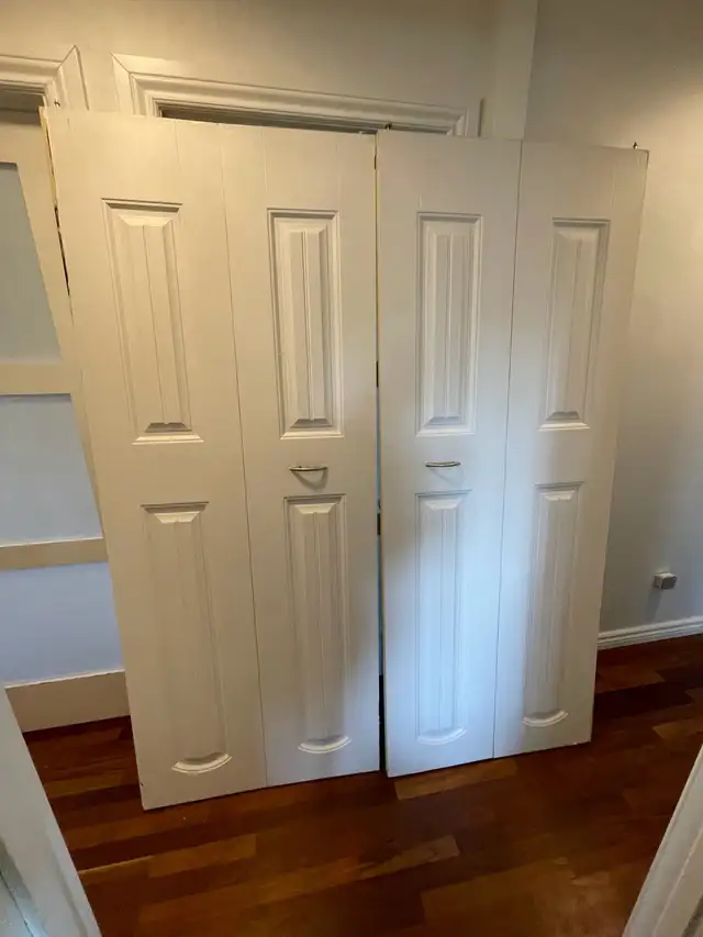 porte de garde-robe pliante (1 seule restante) in Windows, Doors & Trim in City of Montréal - Image 2