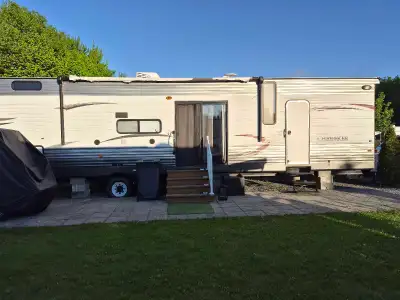 Roulotte de parc de 42 pieds Année 2015 Plafond hauts 1 chambre des maîtres 1 chambre d enfant avec...