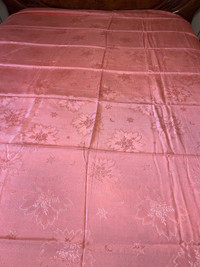 une couverture Rose avec de motif largeour 92 inches et 93 longu