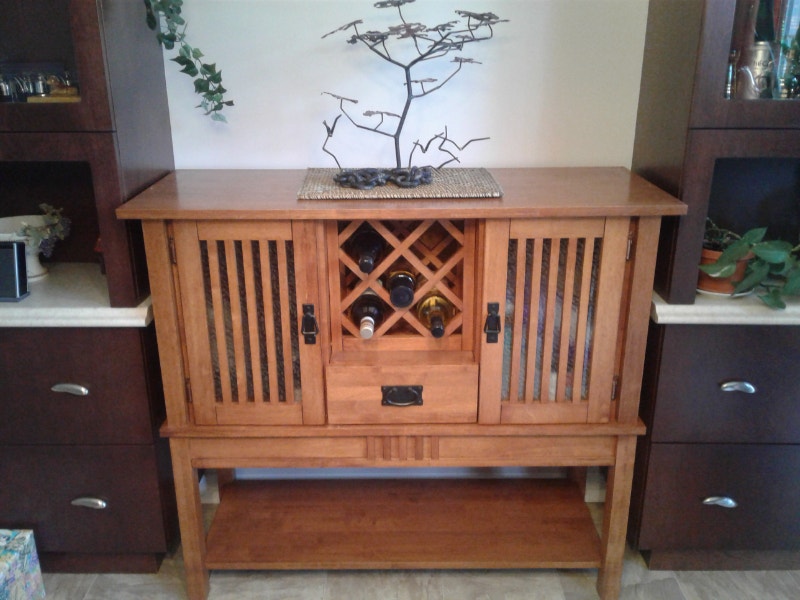 Beau buffet en bois franc. Buffets et vaisseliers Thetford Mines