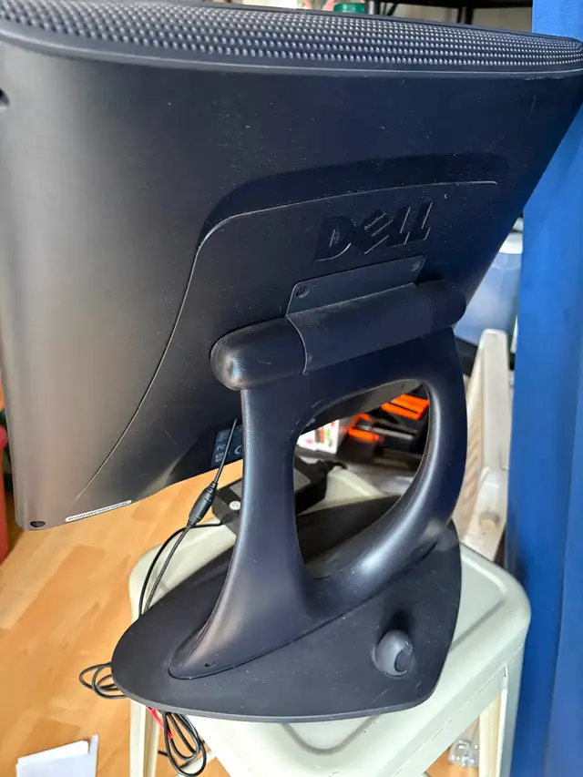 Dell 17” UltraSharp 1702FP active-matrix TFT LCD monitor $95 in Monitors in Oakville / Halton Region - Image 7