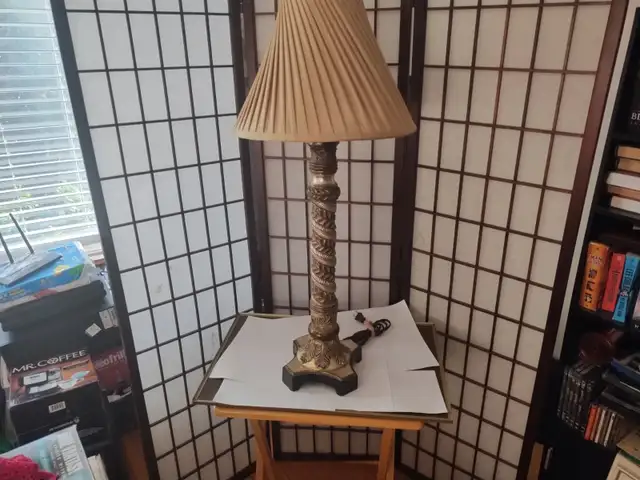 2 vintage french provineial table lamps with pleated silk shades in Indoor Lighting & Fans in Oshawa / Durham Region - Image 2