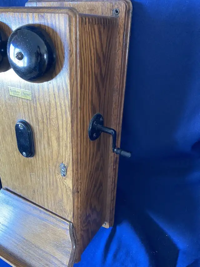Antique Wood Telephone & receptor.. vintage wooden phone in Arts & Collectibles in Ottawa - Image 7