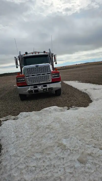 Grain truck for sale. 20 foot Courtney Berg box, in excellent shape. Has the 2 cylinder scissor lift...