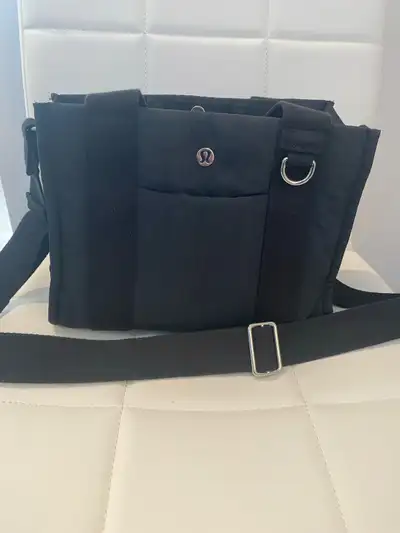 Sac noir à bandoulière Lululemon 4,5 L, View more