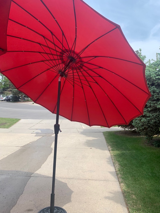 Outdoor umbrella that tilts with heavy metal base Patio & Garden