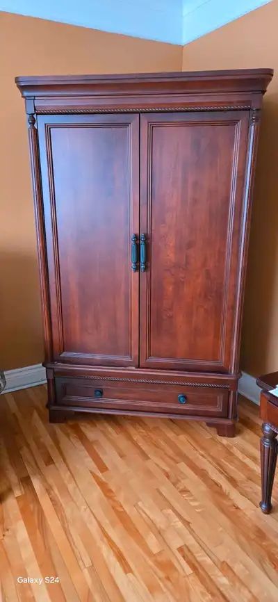 Armoire en bois massif, View more