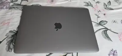 Macbook Pro (13.3-inch, 2020) Space Grey 8GB RAM / 256GB Storage Processor : 1.4 GHZ Quad-Core Intel...