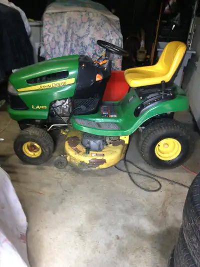 John Deere LA125 riding lawn mower for sale. 21 HP Briggs & Stratton. Great engine. Does not burn an...