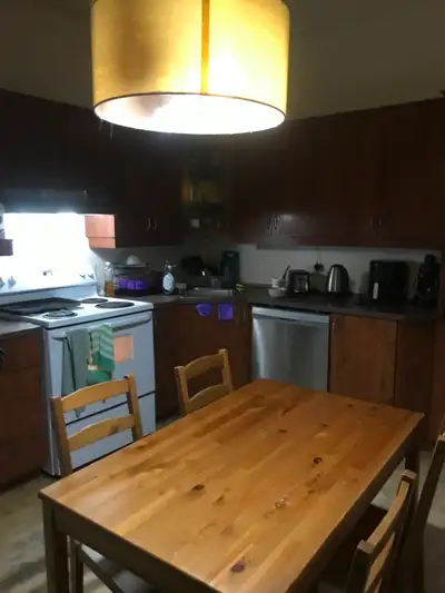 Dans un Espace de Logement commun à 5 chambres + Cuisine + Salon + Salle de bain complète. Électrici...
