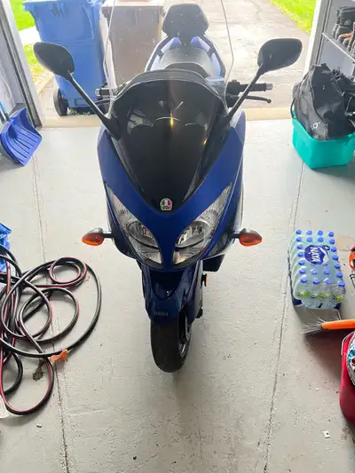 Yamaha TMAX 2009 – Excellent état – Très fiable À vendre : superbe Yamaha TMAX 2009, un scooter spor...
