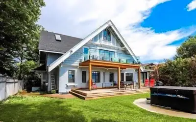 Kelowna Beach house for rent, located 5 min. away from downtown. Whole house rental. 5000 sq.ft., 6...