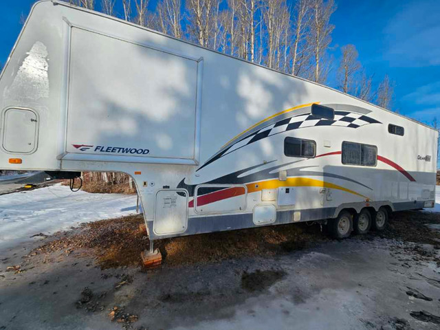 40'  Gearbox Toy Hauler in Park Models in Red Deer - Image 2