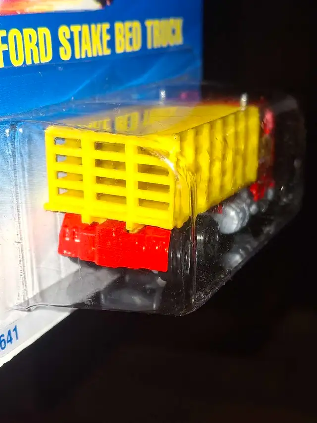 Ford Stake Bed Truck 1994 Hot Wheels Collector No 237 in Toys & Games in Guelph - Image 5