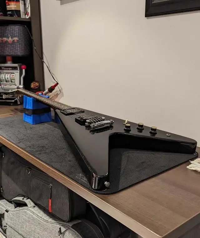1983 Gibson 80s Flying V in Guitars in Markham / York Region - Image 6