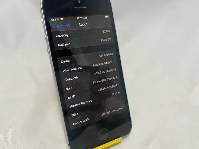 iPhone SE Space Gray (Unlocked) A1723 32GB Use IOS 15.7.9 Batter in Cell Phones in Tricities/Pitt/Maple - Image 8