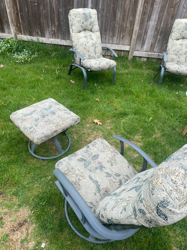 Patio chairs set with table.  in Patio & Garden Furniture in Oakville / Halton Region - Image 2