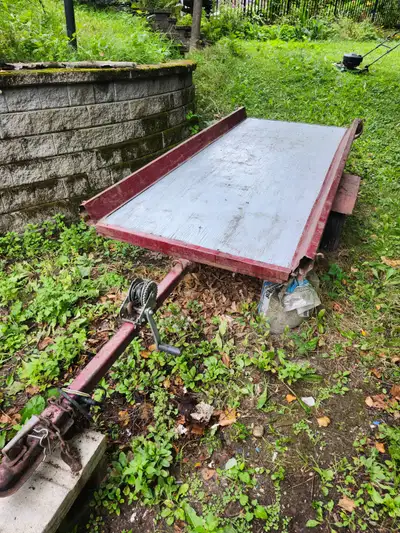 remorque plate-forme de 38 pouces ( 3 pieds et 2 pouces ) X 96 pouces ( 8 pieds ). Possède un cric i...