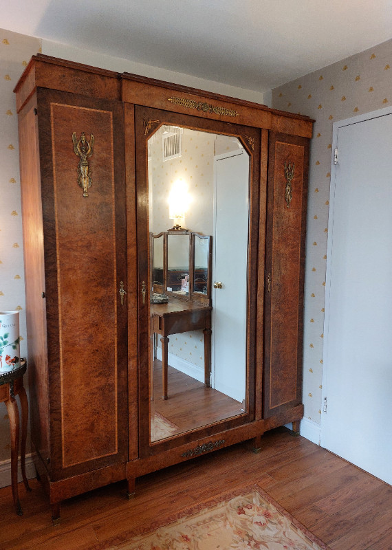 Grande armoire de bois avec ornements dans Commodes et armoires  à Ville de Montréal