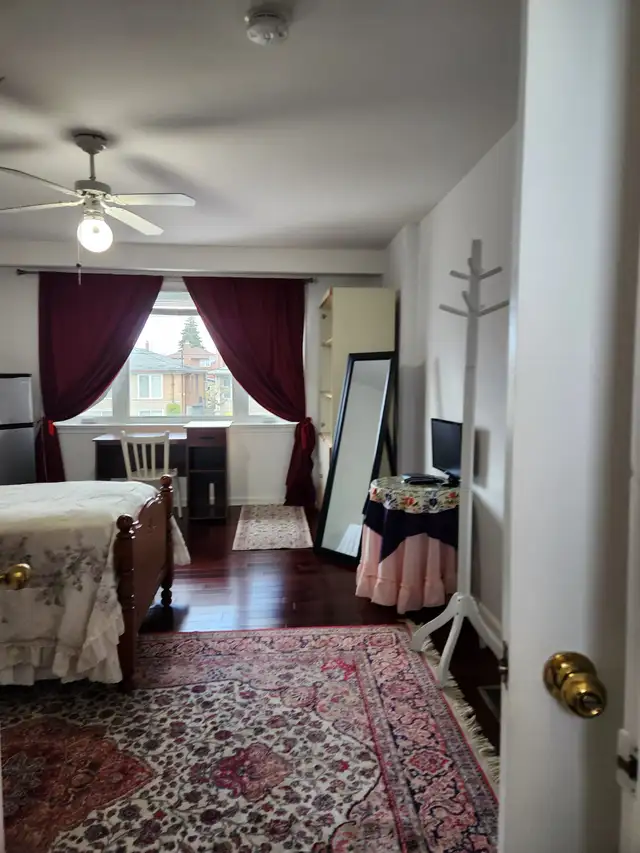 Spacious Furnished Master Bed/Rental One Female Only/5’ Yorkdale62864751767811121