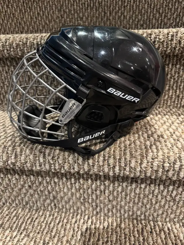 Bauer Hockey Helmet in Hockey in Markham / York Region - Image 3