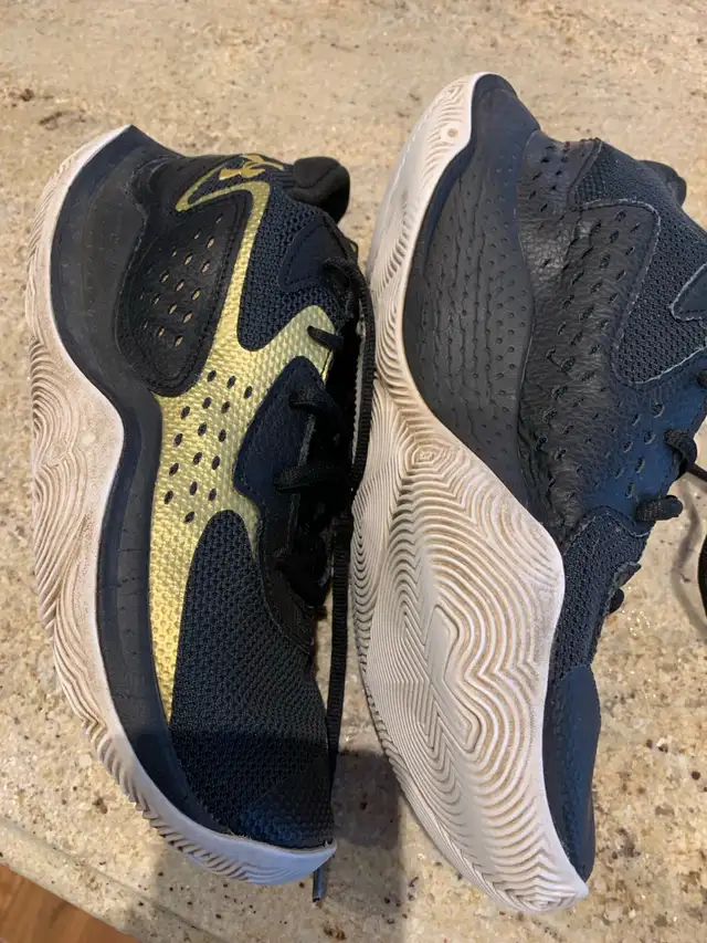 size 9.5 Under Armour running shoes  in Men's Shoes in London - Image 3