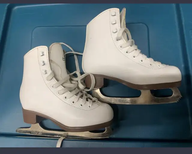 Soft Skate by Jackson figure skates size 13 in Skates & Blades in Hamilton - Image 2
